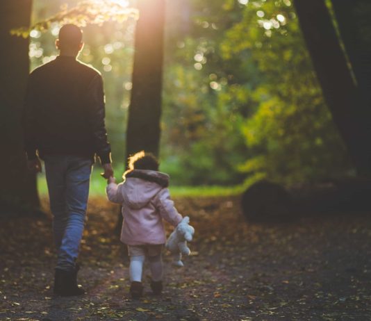 Otcovskou dovolenou loni využilo na 43 tisíc mužů. Jaké jsou podmínky pro její přiznání?