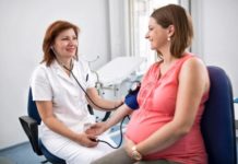 Vysoký krevní tlak v těhotenství není radno podceňovat. Může ohrozit matku i plod