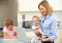 Vyděláváte coby nastávající nebo čerstvá maminka méně? Pomoci může vyrovnávací příspěvek