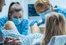 Ruptura hráze, krvácení či embolie plodovou vodou. Jaké komplikace hrozí při porodu?