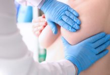 Zánět prsu při kojení poznáte na základě jasných příznaků. Umíte si s ním ale poradit? Zánět prsu