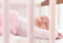 Jak uspat miminko, když nechce spát? Ztlumte světla a pusťte bílý šum jak uspat miminko