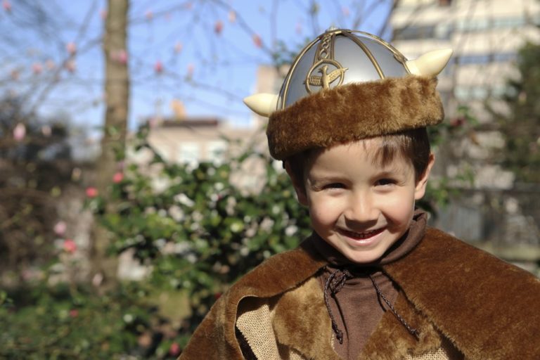 Vikingská jména jsou inspirována norskými bohy i mytologickými zvířaty. Mezi oblíbená patří Bjørn, Toke či Astrid Vikingská jména jsou inspirována norskými bohy i mytologickými zvířaty. Mezi oblíbená patří Bjørn, Toke či Astrid