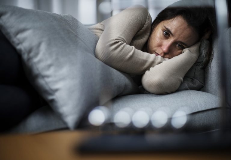 Poporodní deprese bývá způsobena emočními stresory a hormonální nerovnováhou. Jak ji rozpoznat?