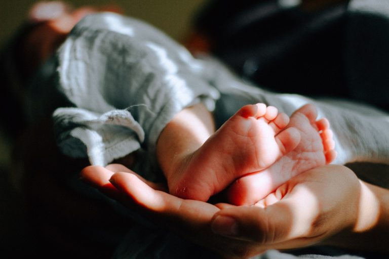 Přímá adopce je řešením, jak získat dítě ihned po porodu. Biologickou matku si však musíte najít sami