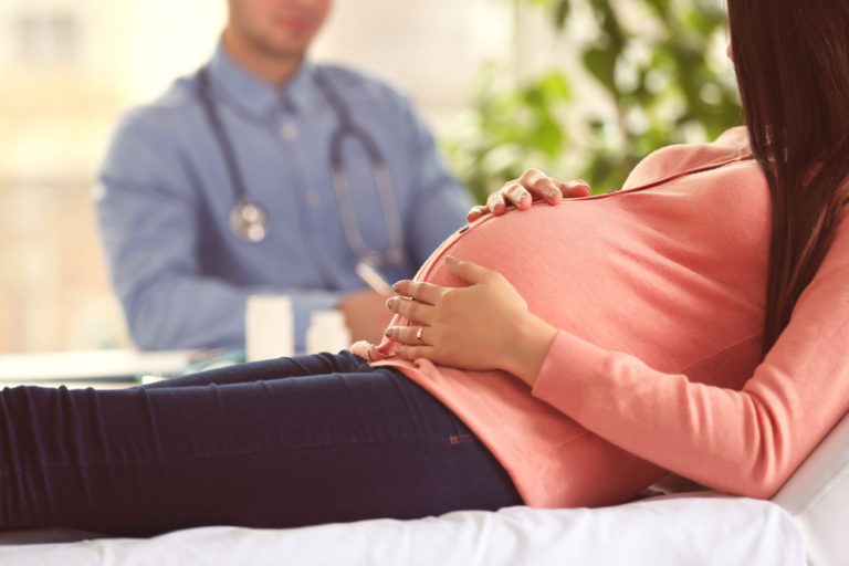 Bolest v podbřišku v těhotenství může způsobit zácpa i předčasný porod. Kdy vyhledat lékaře?