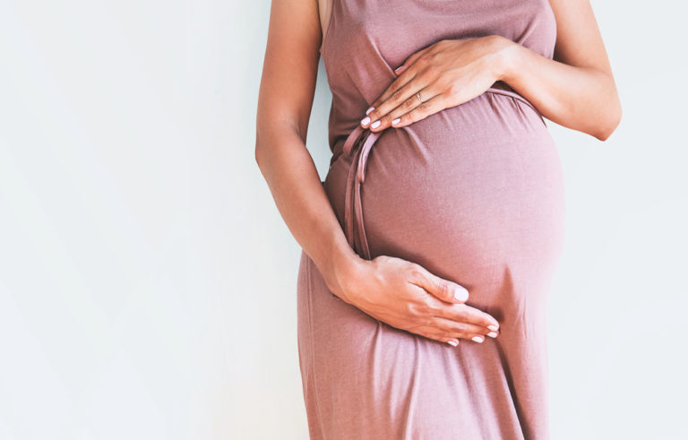 Diastázu v těhotenství a po porodu poznáte podle boule či prohlubně na břiše. Jaké cviky vám pomohou?