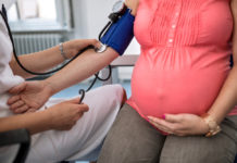Preeklampsie se v těhotenství projevuje především vysokým tlakem. Jaká jsou rizika? Preeklampsie