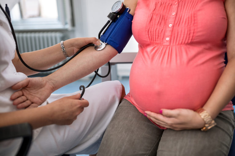 Preeklampsie se v těhotenství projevuje především vysokým tlakem. Jaká jsou rizika?