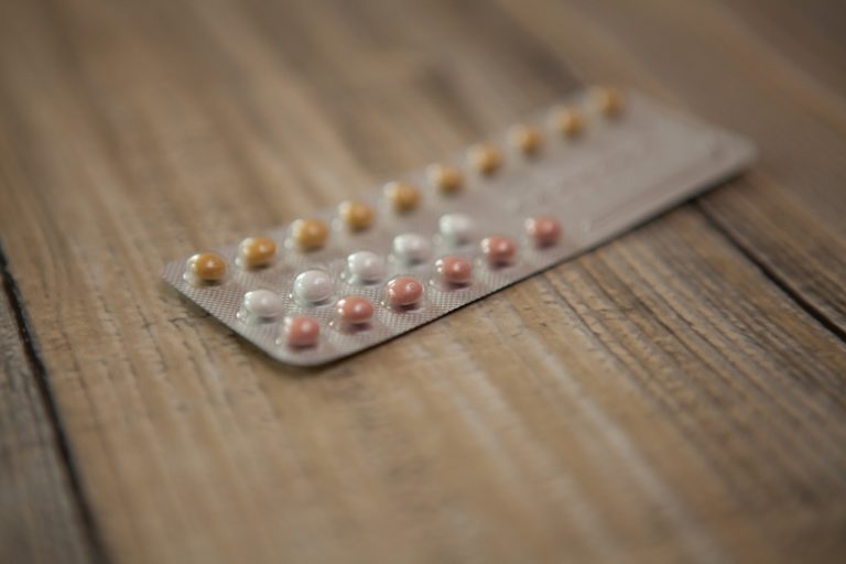 Po vysazení antikoncepce se dříve než menstruace může objevit akné. Co s tím?