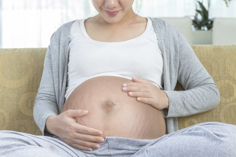 Jak předcházet striím v těhotenství a po porodu? Základem je hydratace a esenciální tuky