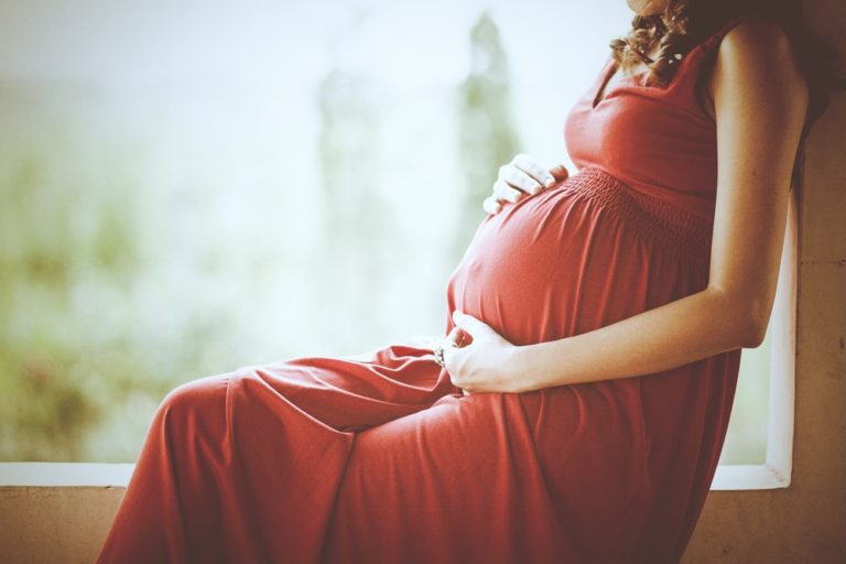 Pití alkoholu v těhotenství může vést k potratu i vrozeným vadám. Jak se mu vyhnout?