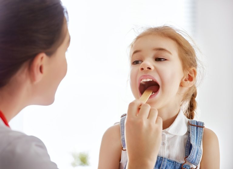 Spálová angína se šíří především mezi dětmi mladšími 12 let. Víte, jak ji poznat?