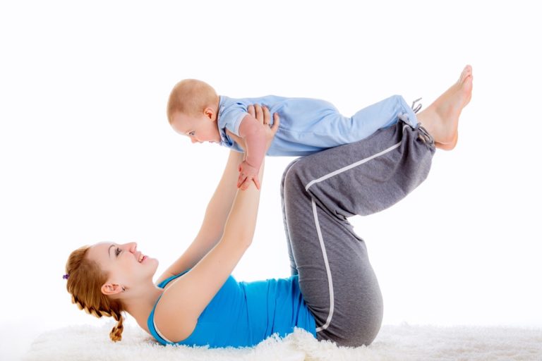 Břicho po porodu vrátíte do původní podoby cvičením hlubokých svalů. Kdy a jak začít?
