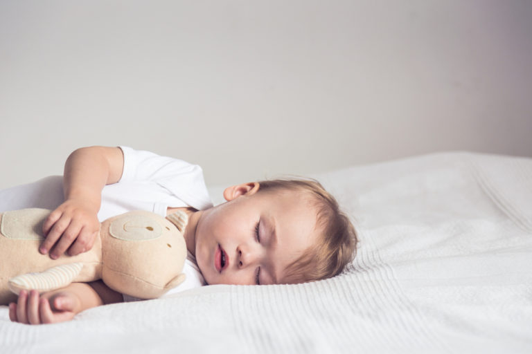 Zvětšené nosní mandle mohou způsobit obtíže s dýcháním i spánkem. Kdy je odstranit?