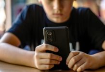 Kolik času by měly děti trávit u obrazovek? Existuje vůbec vhodná míra? Kluk s telefonem v ruce